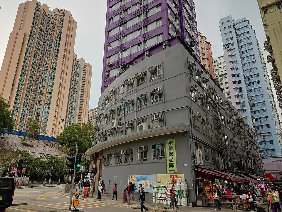 美涌大廈外貌，外牆掛有妍景安老院招牌